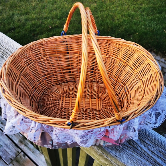 Vintage Wicker Basket with Articulated Handles and Padded Fabric Bottom and Lace - Picture 13 of 17